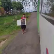 Porta de ônibus se solta durante viagem em Campinas; veja vídeo