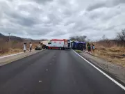 PRF prende 2 suspeitos após saque a caminhão tombado com 100 pessoas no Ceará