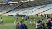 Príncipe William mostra habilidades no futebol e marca gol de pênalti no Maracanã