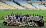 Príncipe William troca formalidade por futebol com crianças no Maracanã: veja imagens!