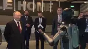 Putin assiste dança de robô com expressão impassível em evento tecnológico