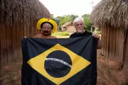 Raoni e Paul Watson se unem em ato simbólico antes da COP30
