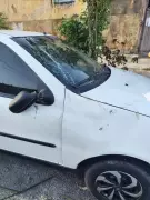 Árvore de grande porte cai e atinge carro no Prado, Maceió