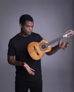 Árvore de Natal de 80 metros com show gratuito de Pretinho da Serrinha