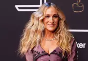 Sarah Jessica Parker lança tendência da bolsa aberta no tapete vermelho