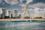 São Paulo inaugura 1º clube de surfe com piscina de ondas de 220m