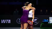 Stefani e Babos brilham e vencem russas em jogo eletrizante no WTA Finals