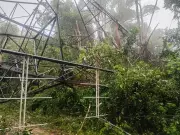 Torre de 100 metros cai em São Roque após temporal e interdita rua
