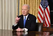 Trump anula ordens de Biden assinadas com 'caneta automática'