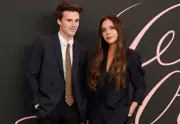 Victoria Beckham canta sucesso das Spice Girls com filho caçula