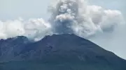 Vulcão Sakurajima entra em erupção no Japão e cancela 30 voos