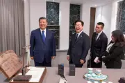 Xi Jinping presenteia presidente da Coreia do Sul com smartphone e brinca sobre espionagem em encontro diplomático