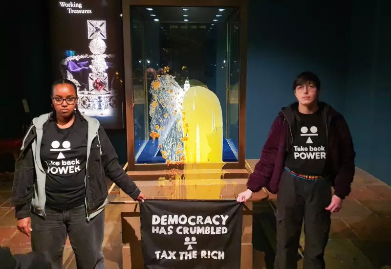 4 manifestantes presos por ataque com bolo às Joias da Coroa em Londres