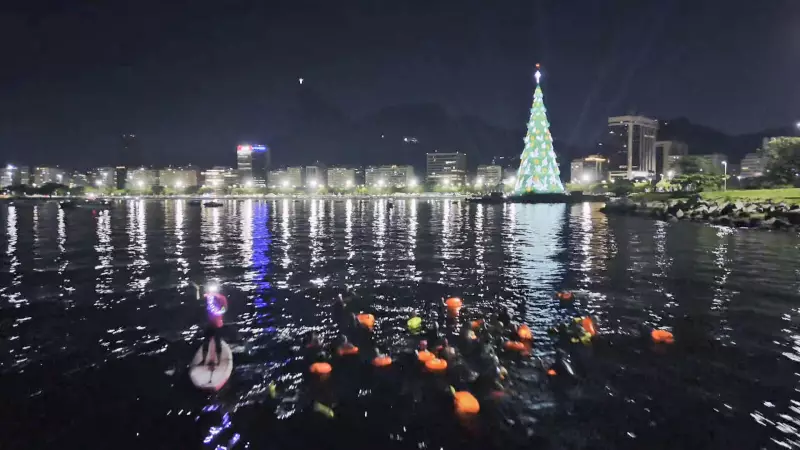 70 nadadores fazem travessia noturna de 3 km para ver Árvore de Natal de Botafogo