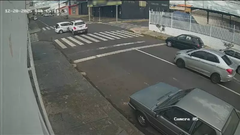Acidente em Uberlândia deixa passageira presa às ferragens no Bairro Brasil