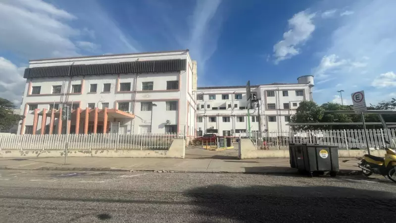 Acidente entre carro e caminhão deixa dois feridos na Raposo Tavares em Sorocaba