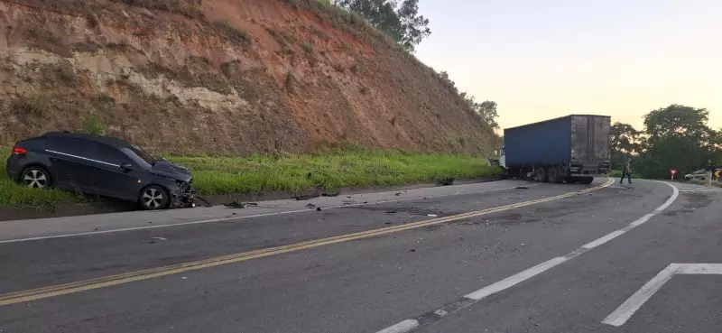 Acidente entre carro e caminhão na BR-393 fere homem de 30 anos