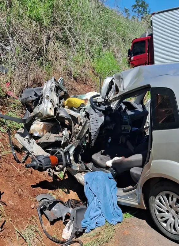 Acidente entre carro e caminhão na MG-187 deixa motorista gravemente ferida
