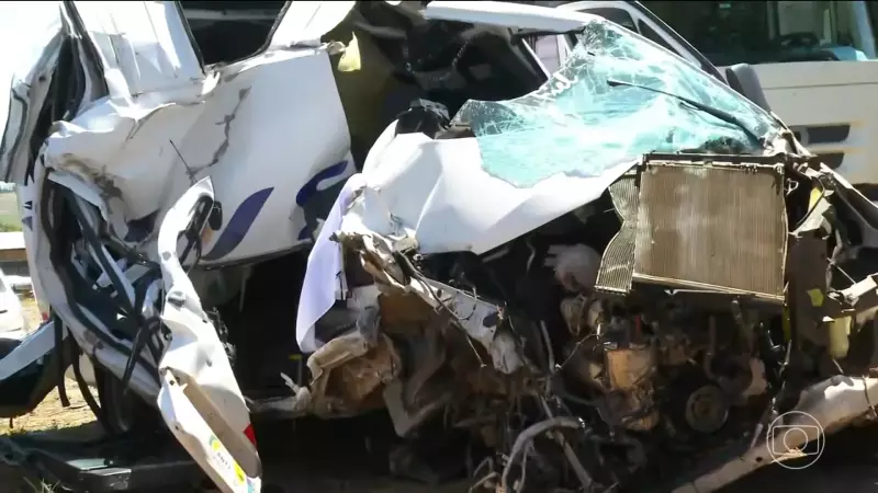 Acidente entre van escolar e caminhão mata professora e fere 14 no RS