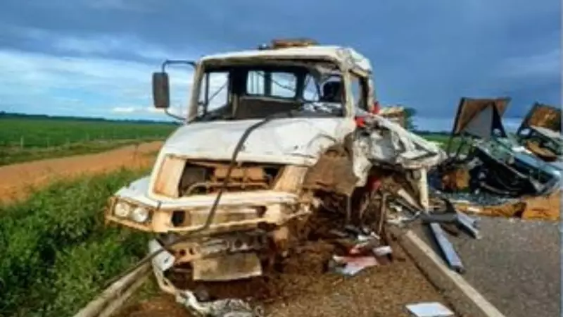 Acidente fatal entre caminhões na BR-070 mata um e fere dois em Goiás