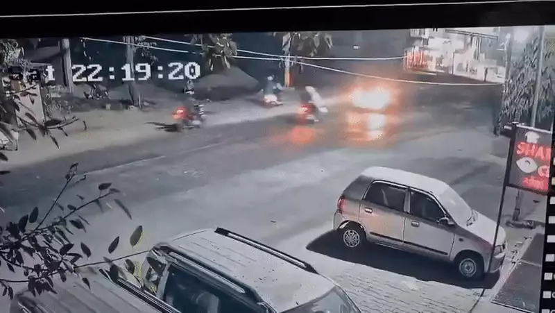 Acidente grave na Índia: pai e filho arremessados a 4 metros de altura