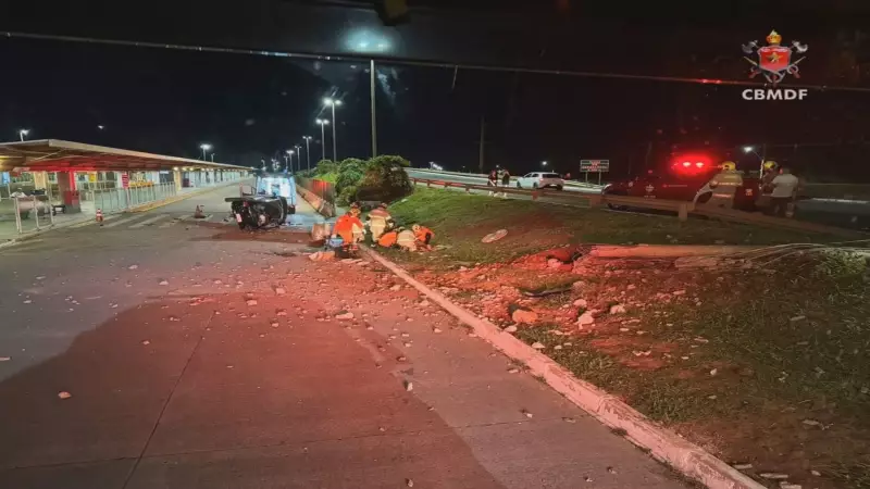 Acidente grave no Gama: carro capota na via do BRT e deixa dois jovens feridos