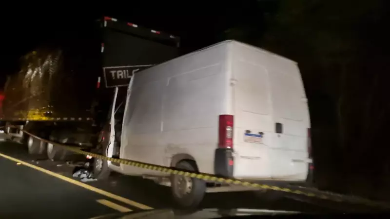 Acidente na BR-135: Van colide com caminhão parado e deixa 2 mortos