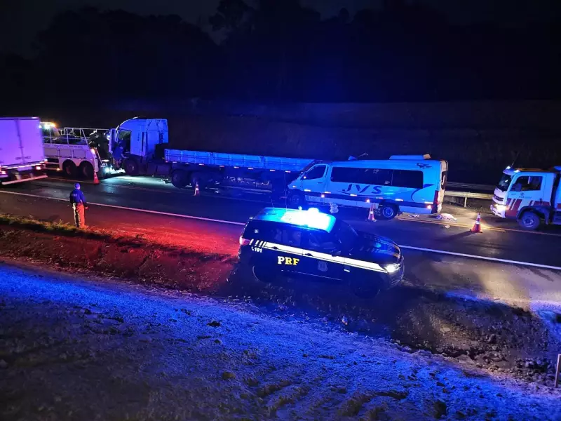 Acidente na BR-386 mata professora e fere 14 em van escolar