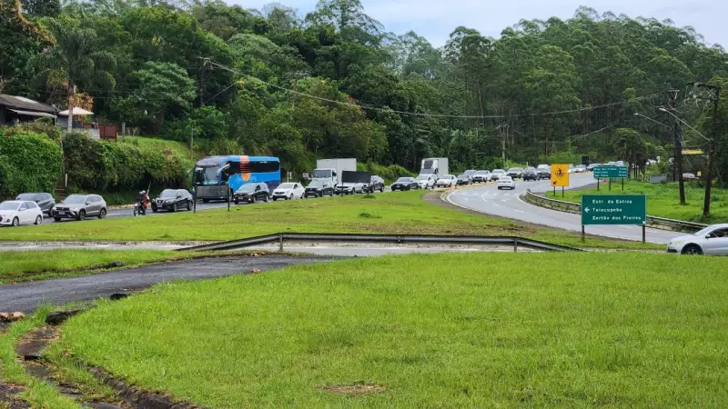 Acidente na Mogi-Bertioga causa 1h30 de lentidão nesta terça-feira