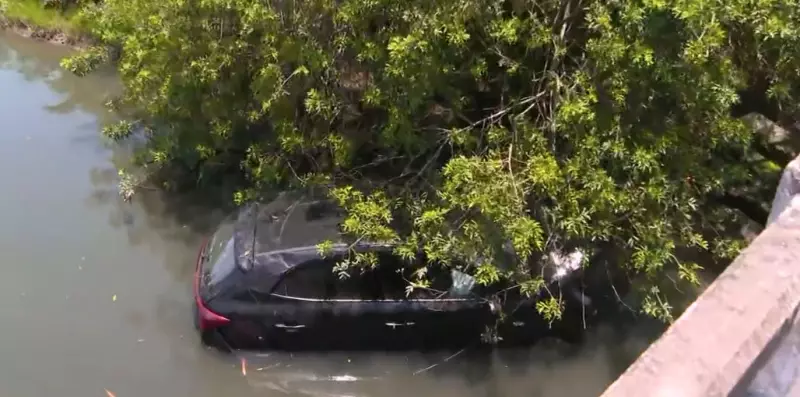 Acidente na SC-401: Carro cai em córrego em Florianópolis após volante travar