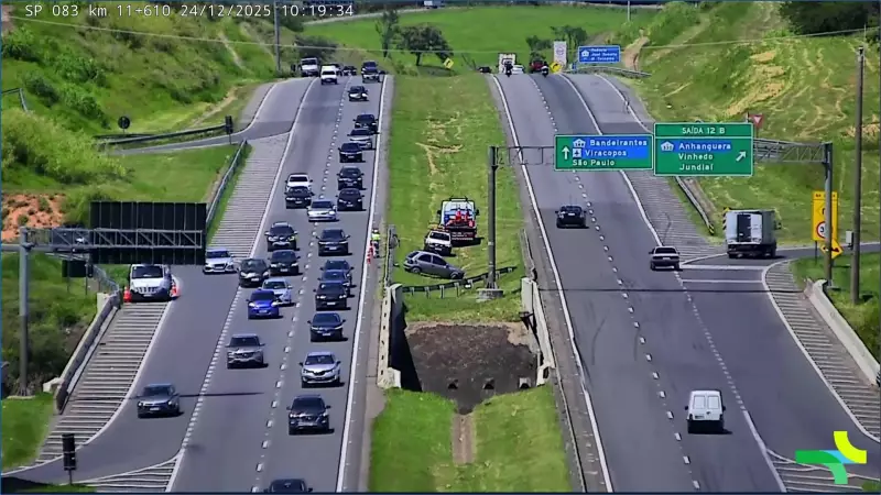 Acidente no Anel Viário de Campinas deixa motorista ferido e carro no canteiro