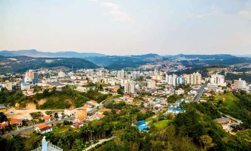Adolescente de 13 anos morre após cair de bicicleta em barranco no Natal em SC