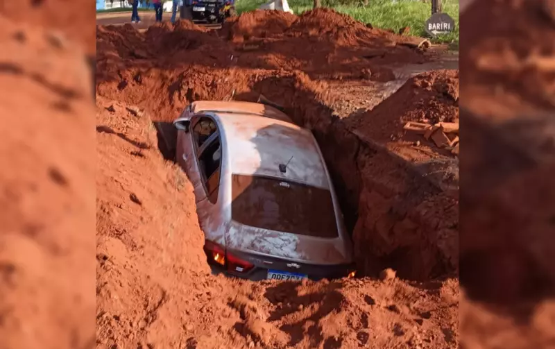 Adolescente fratura perna após carro cair em buraco sem sinalização em Bocaina