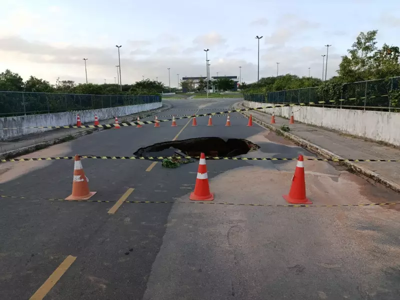 Adutora rompe e abre cratera em Simão Dias; abastecimento afetado