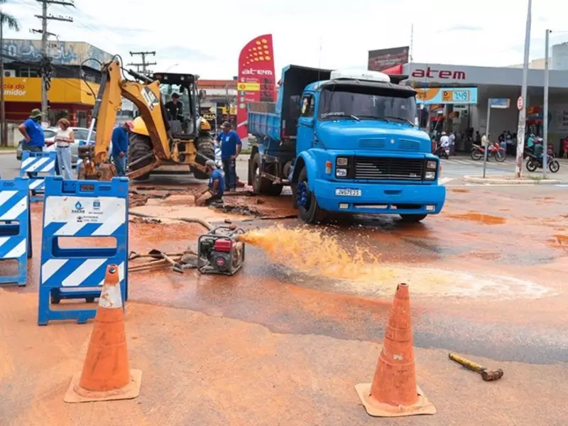 Adutora rompe e deixa bairros de Rio Branco sem água; reparo em andamento