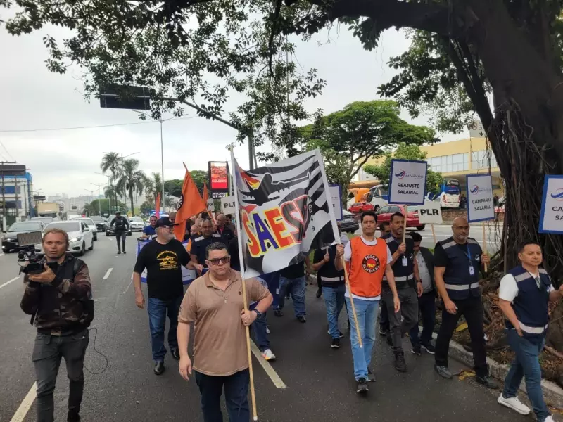 Aeroviários protestam em Congonhas por melhores condições de trabalho