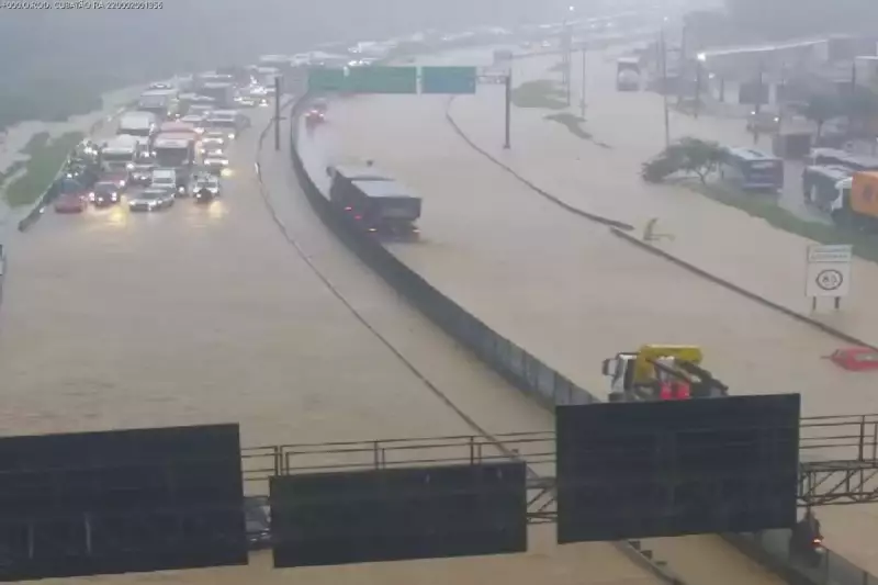 Alagamento em SP prende motoristas por até 6 horas na Rodovia Cônego Domênico Rangoni