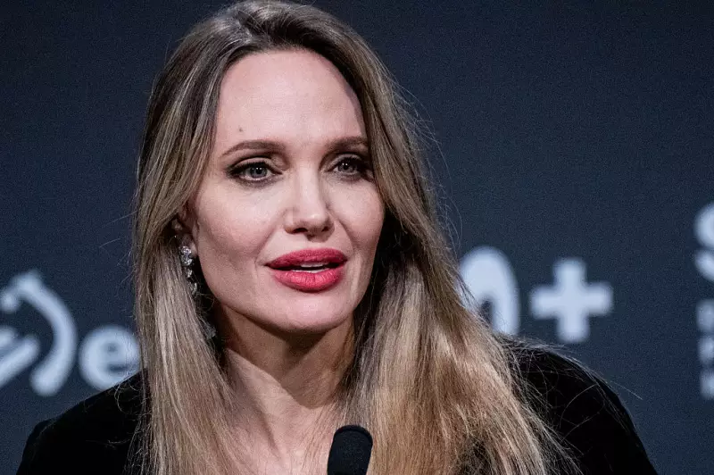 Angelina Jolie mostra cicatrizes de mastectomia em capa da TIME França
