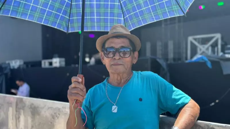 Aposentado chega 9h antes para ver Anitta no Réveillon 2026 do Amapá