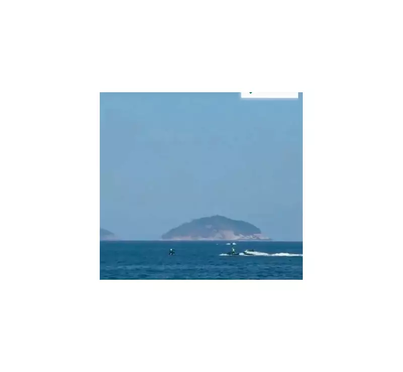 Avião cai no mar de Copacabana durante voo de propaganda