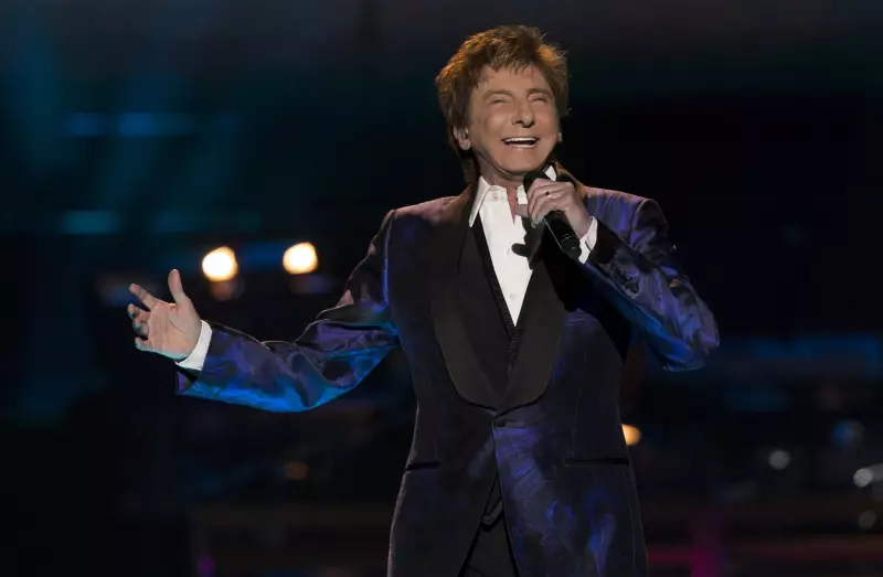 Barry Manilow revela câncer de pulmão e cirurgia marcada para 2026