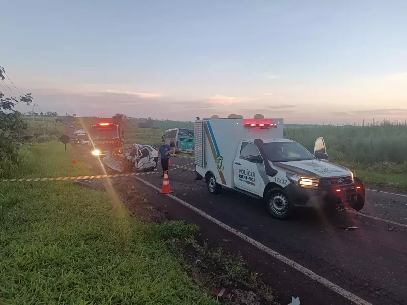 Batida frontal mata 6, incluindo 2 crianças, na PR-490 no Paraná