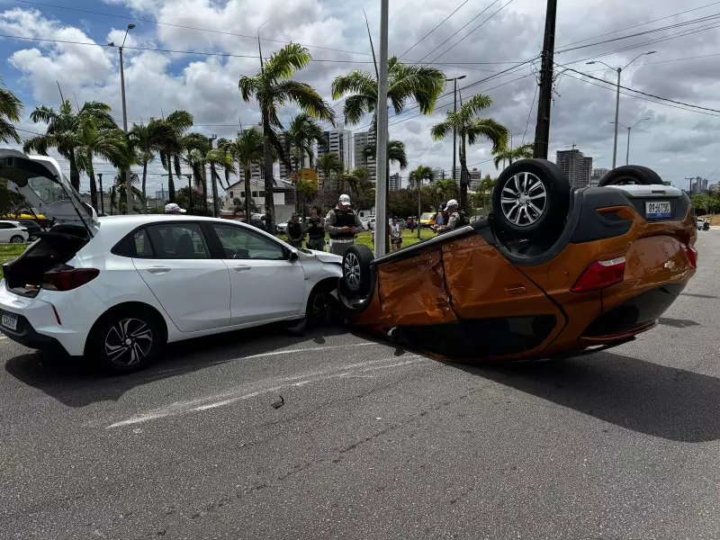 Bebê de 3 meses escapa ileso após carro capotar em colisão na Zona Sul de Natal