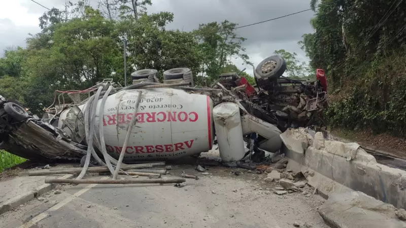 Betoneira cai e esmaga carro na Grande SP: 2 mortos e 2 feridos graves