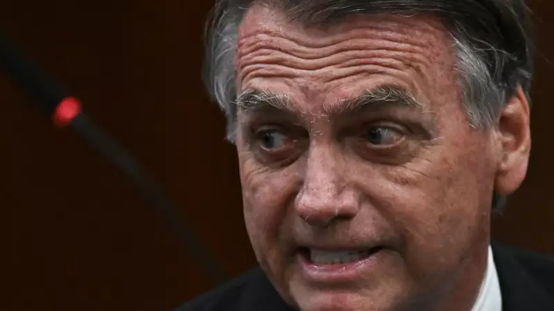 Bolsonaro passa por novo procedimento para soluços após 9 meses de crise