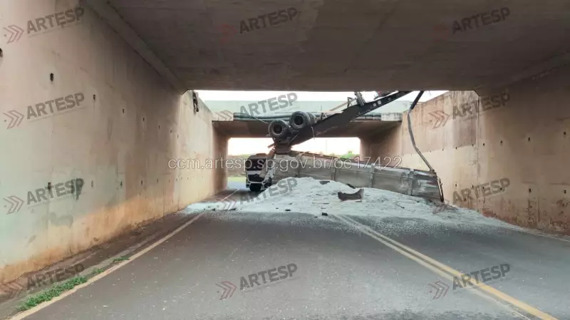 Caminhão bitrem com caroço de algodão tomba em viaduto na Anhanguera