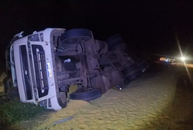 Caminhão bitrem com milho tomba na MS-480 após pneu estourar em buraco