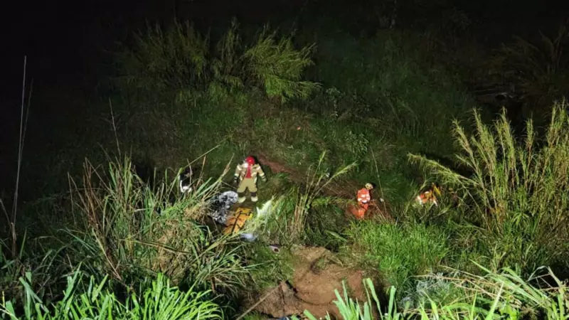 Caminhão cai em despenhadeiro de 30 metros na BR-365 e deixa dois feridos