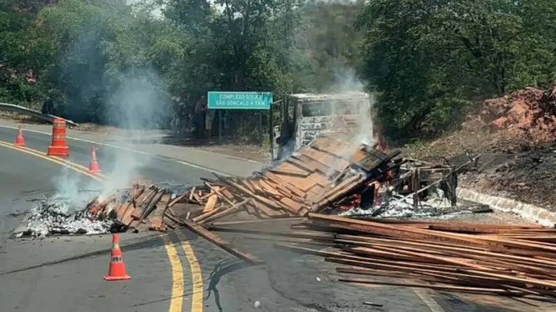 Caminhão carregado de madeira é destruído por incêndio na BR-135, no Sul do Piauí