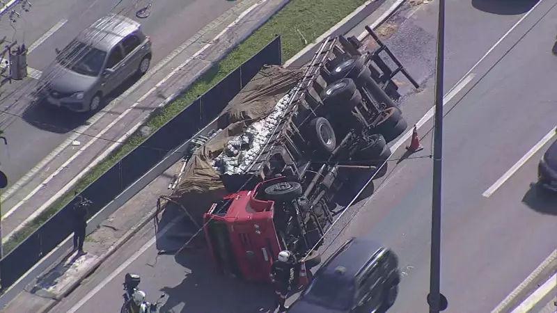 Caminhão carregado de refrigerantes tomba na Régis Bittencourt em Taboão da Serra